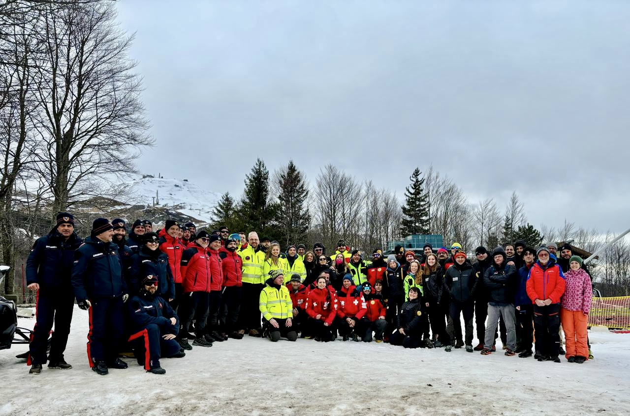 Back to the two-day comparison of mountain rescue experts on Monte Cimone organized by the Italian Ski Safety Federation.
