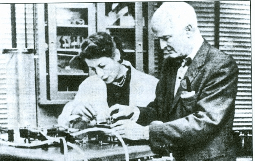 John And Maly Gibson With The Gibbon Model Ii Ibm Heart Lung Machine Immagine Copertina